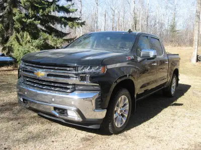 This truck is fully loaded. 6.2 Litre, 10 speed transmission and 3.23 ratio rear axle. It has traile...