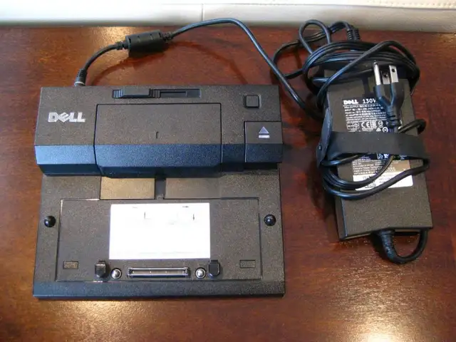 Dell K07A E-Port Replicator Dock E4200 E5500 E6400 Usb 2.0 VGA in Laptop Accessories in Kitchener / Waterloo - Image 2