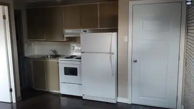 Petit 3 1/2 dans sous-sol de maison privé, beaucoup de lumière, propre, endroit tranquille. Buanderi...