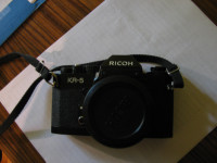 Appareil photo rétro Ricoh KR-5 avec équipement