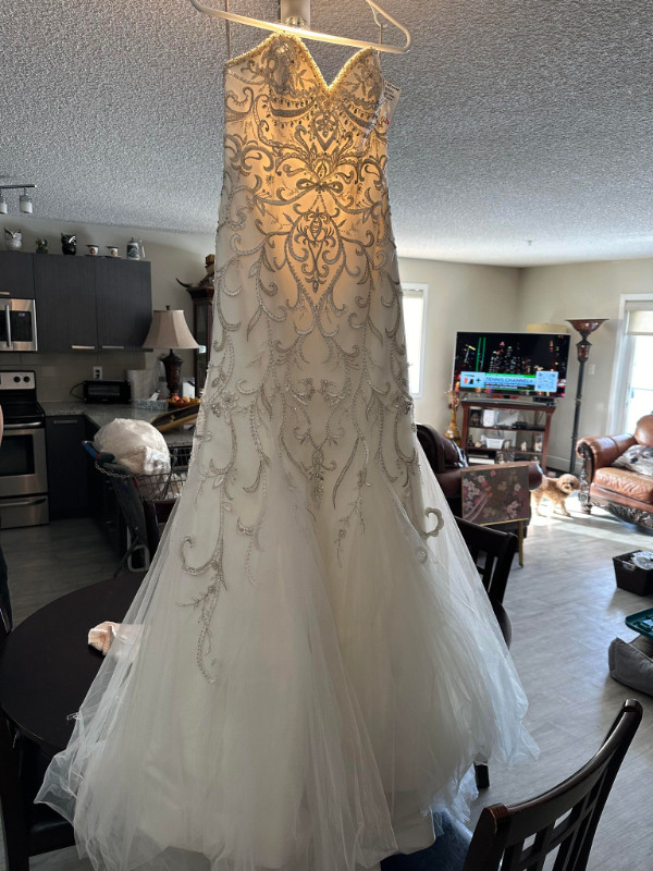 WToo Wedding Dress Size 6 (Suggested Retail $2800) MAKE AN OFFER in Wedding in Edmonton