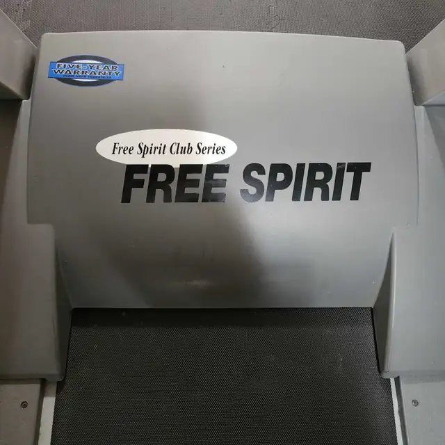 Treadmill in Exercise Equipment in Sarnia - Image 5