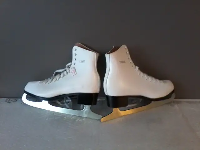 Patins à glace femme (2 pres X 7-7.5)(3 pres X 7.5-8)/$40.00 pre in Skates & Blades in City of Montréal - Image 7