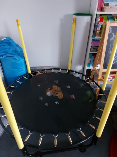 Kids Trampoline in great optical and working condition Diameter 140 cm