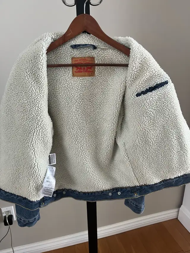 Levi's Sherpa Trucker Jacket- men’s size Small in Men's in Barrie - Image 4