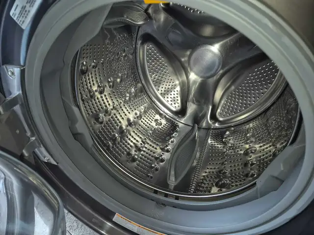 LG washer and dryer in Washers & Dryers in City of Montréal - Image 4