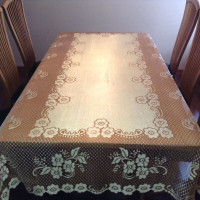 Nappe neuve 142 cm X 244 cm & napperons