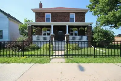 A great home for considerate, respectful, Grads who want to live in a civilized house with like mind...