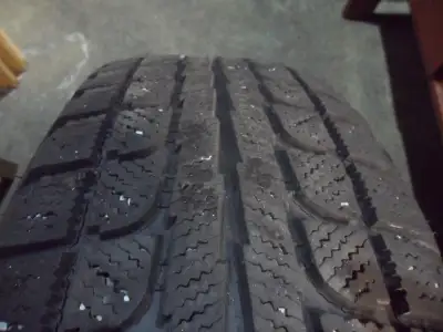Pneu Hiver 215-70-16 , un seul pneu , bonne condition , possibilité de livraison 514-772-6408