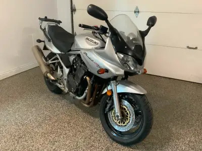 Motocyclette suzuki bandit 1200 année 2004 à vendre Valise amovible givi et porte bagages inclus 190...