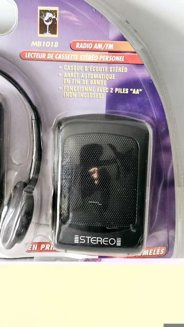 Memorex Personal Portable AM  FM Stereo Cassette Player  in General Electronics in City of Montréal - Image 10