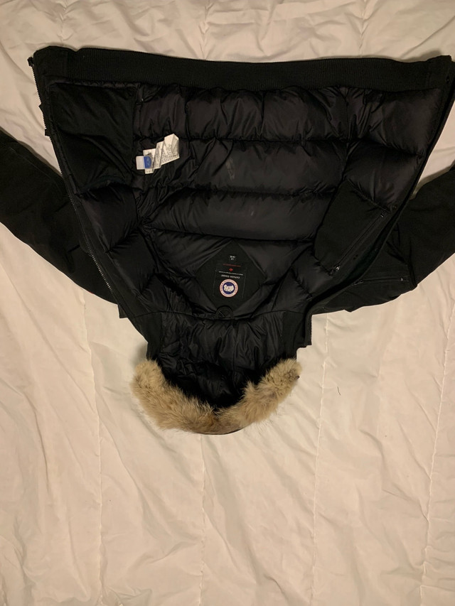 Canada Goose Bomber Jacket in Women's - Tops & Outerwear in City of Toronto - Image 3