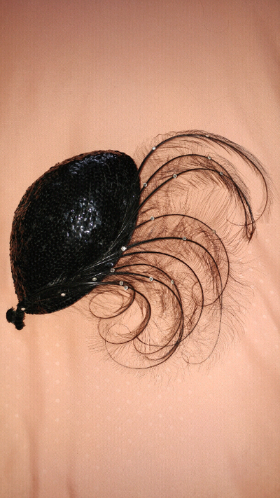 Petit chapeau vintage des années 40 - 50 tout en sequins noirs avec plumes et petites pierres brilla...