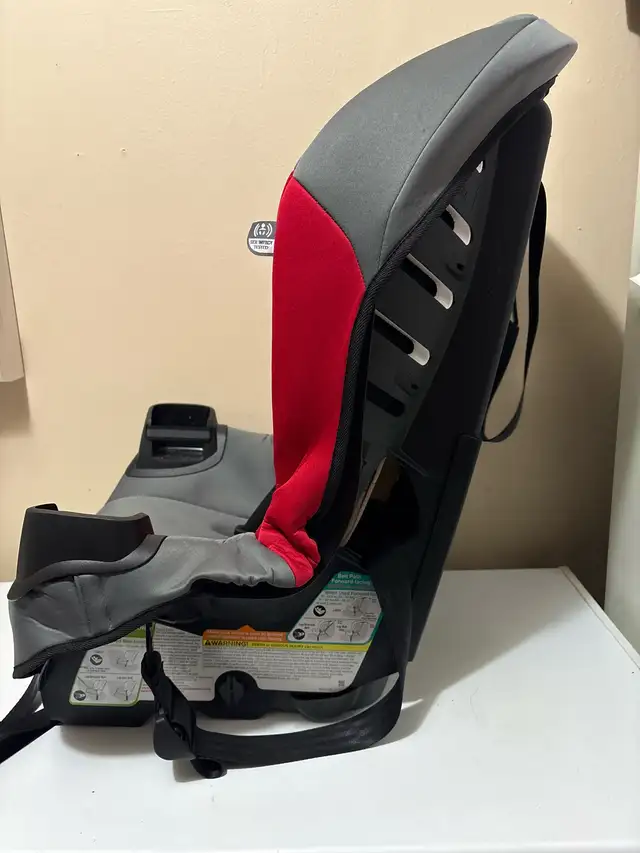 Evenflo Car Seat in Strollers, Carriers & Car Seats in City of Toronto - Image 3