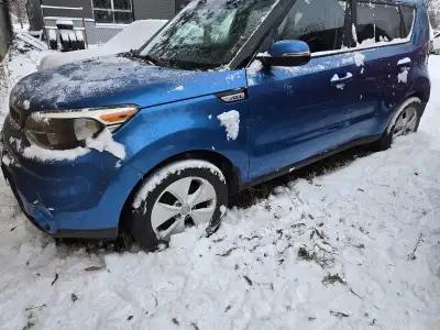 Je vends ma Kia Soul, 5 vitesses manuelles UNe voiture compacte et fiable, parfaite pour la ville et...