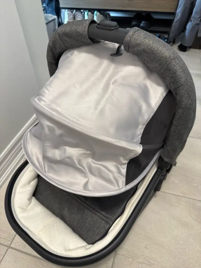 UPPAbaby Vista V2 bassinet in Cribs in Markham / York Region - Image 5