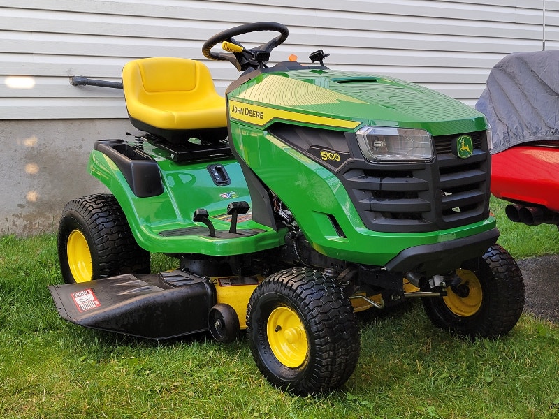 John Deere Lawn Tractor S100 42in Deck 17.5 HP 500 cc