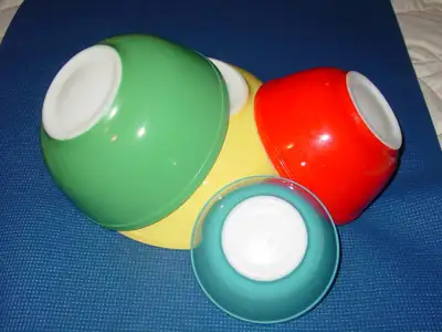 Vintage Pyrex Mixing Bowls / Bols à Mélanger Pyrex Classic Mid Century Pyrex nesting bowls in excell...
