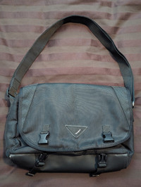 ~!! Brand New Black Targus TSM101 12.1" Nylon Messenger Bag !!~