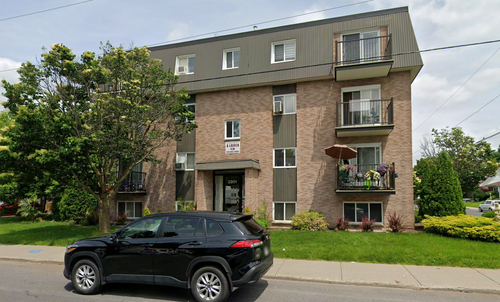 3 1/2 1e etage avec balcon, poele et frigo inclus, buanderie dans l edifice, arret d autobus, pres d...