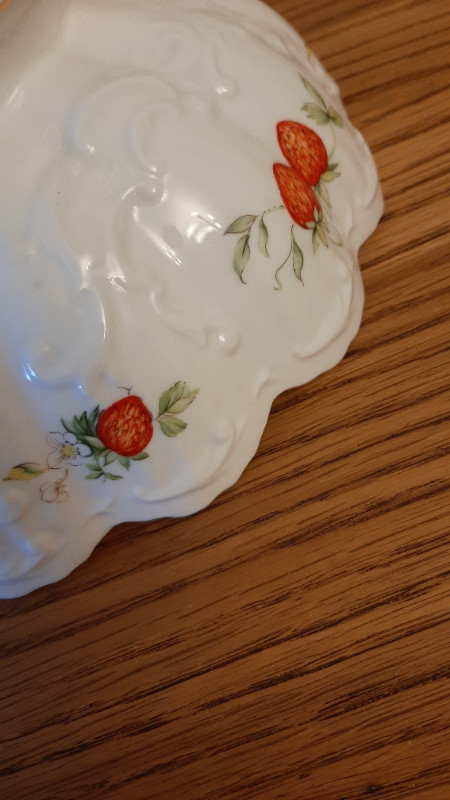 Queen's "Virginia Strawberry" China in Kitchen & Dining Wares in Nanaimo - Image 3