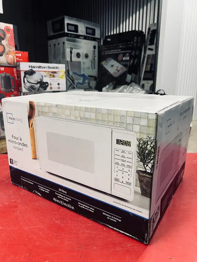 Mainstays 0.7 Cu ft Countertop Microwave Oven – 700W – White in Microwaves & Cookers in Oakville / Halton Region - Image 2