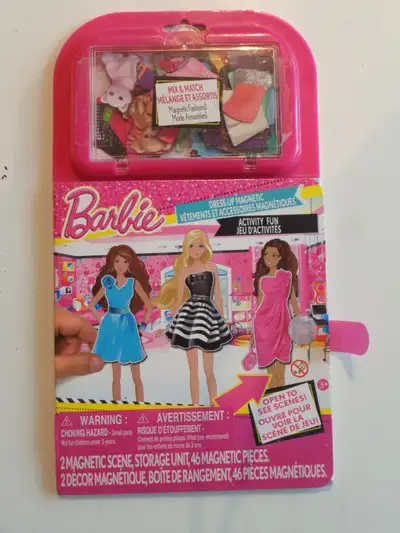 Jeu aimanté Barbie : décor, vêtements et accessoires magnétiques, View more