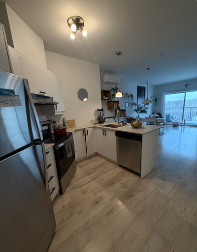 (English below) À LOUER — Magnifique condo 3½ — Quartier Dix30, Brossard 1 580 $ / mois | Disponible...