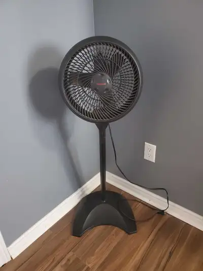 Honeywell 12" Fan For Sale In Good Condition $30, View more