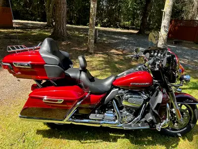 Mint 2019 Electra Glide Ultra Limited. Original owner. Like new, low KM's. Two tone paint, Wicked Re...