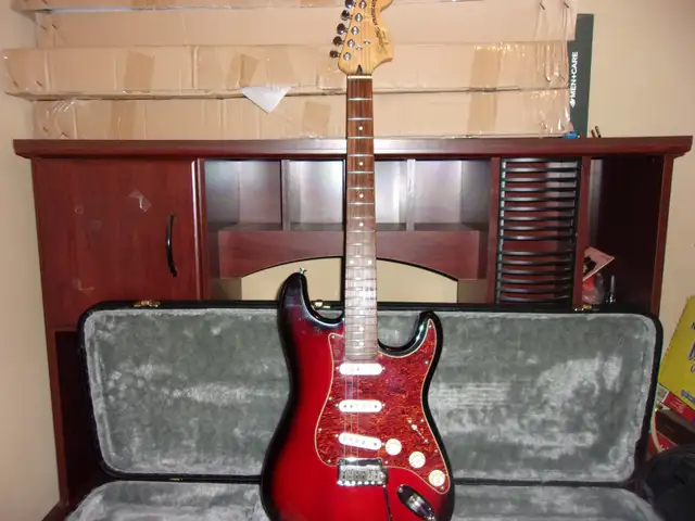 Squier standard stratocaster in Guitars in St. Catharines - Image 7