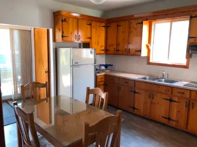 Réfrigérateur Frigidaire en bonne condition.
