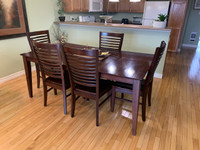Dining Room Table/Chairs