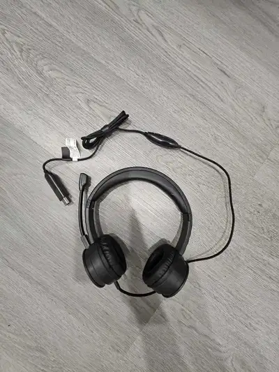 Listen clearly with this Logitech H390 headset, featuring a USB connection, in-line controls, and a...