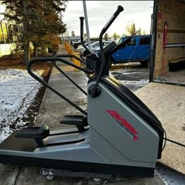 Life Fitness CT 9500 Cross Trainer in Exercise Equipment in Calgary