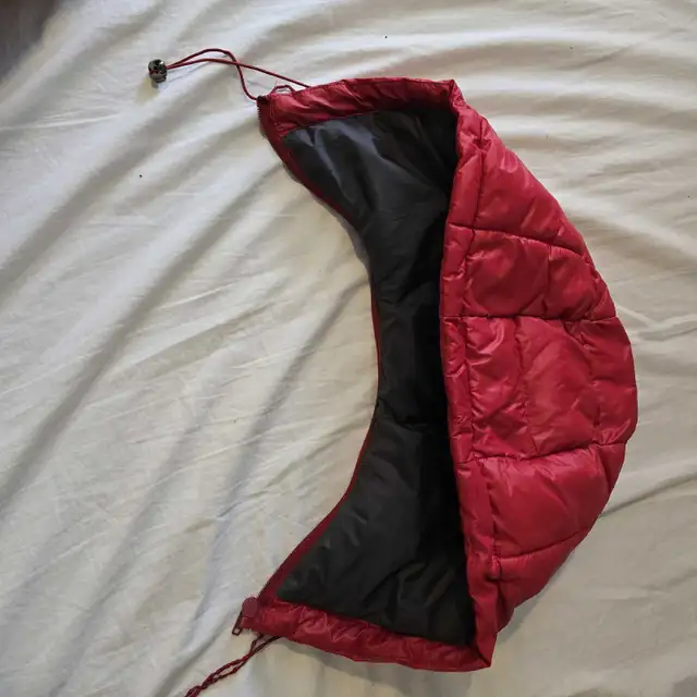 GUESS Men's Mid-Weight Puffer Jacket (Large) – Warm & Stylish! in Men's in Mississauga / Peel Region - Image 9