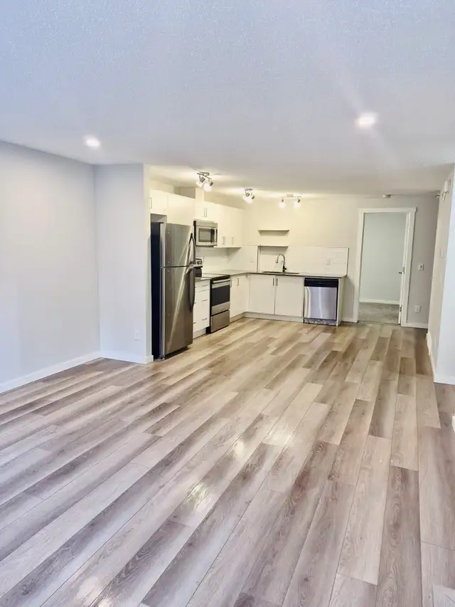 Modern Townhome (Lower Unit) Cranston – Pet Friendly