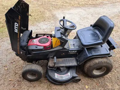 Tracteur à gazon MTD (Yard Machine) 42", 16.5 hp, hydrostatique. Besoin d'une nouvelle batterie, et...