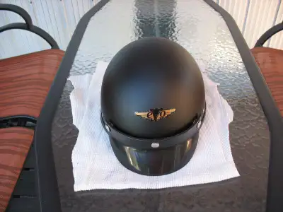 Casque de moto EVO grandeur Small approuvé DOT, pratiquement neuf. Prix $50.00 pas de livraison. All...