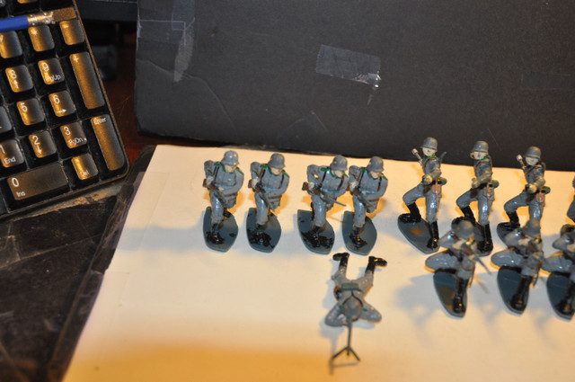 Lot of 20 Gray Plastic Toy Soldiers WWII German Assault Infantry dans Jouets et jeux  à Victoriaville - Image 2