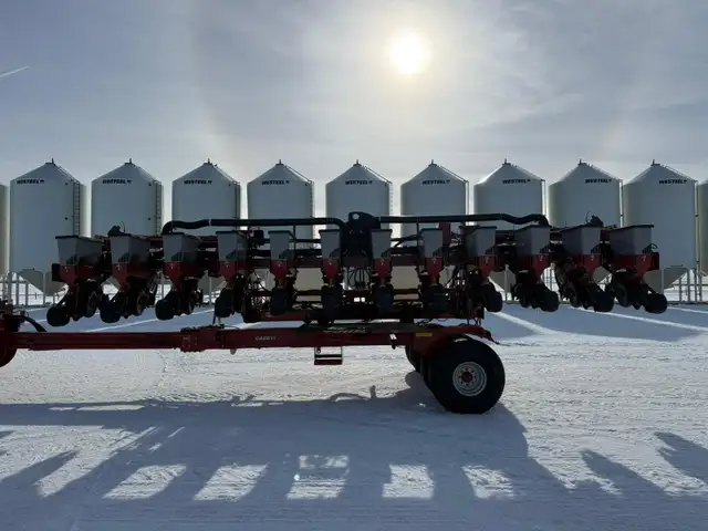 Case IH Early Riser 1240 12-Row Planter in Farming Equipment in Saskatoon - Image 5