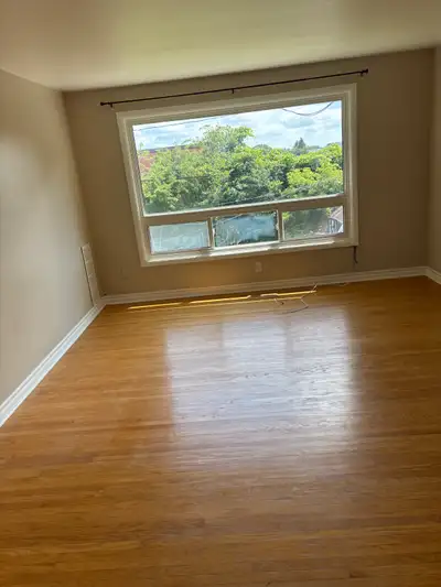 Triplex 1 bedroom apartment. Heat,hydro and water included. Close to schools and bus stops. Air cond...