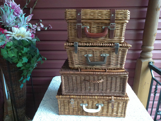 Great Collection of Vintage Wicker Picnic Baskets in Arts & Collectibles in New Glasgow