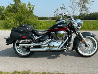 Excellent 9/10 condition, black and red, 8900 kms, lots of chrome, liquid cooled, shaft drive, heel...