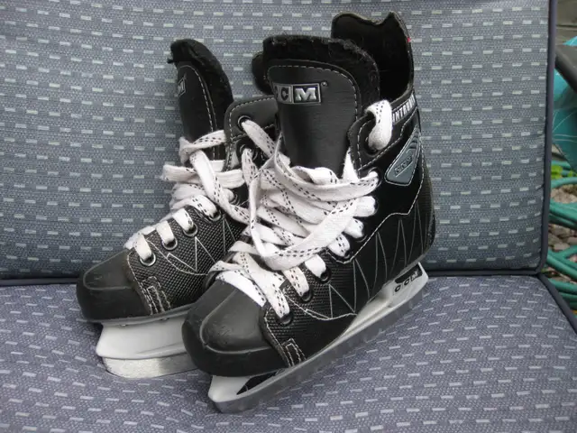 Youth CCM INTRUDER Ice Hockey Skates Size 12 VGC in Hockey in Winnipeg - Image 4