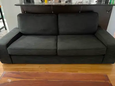 Une nouvelle housse sera placé sur le canapé (couleur gris pale). Pour plus d’informations n’hésitez...