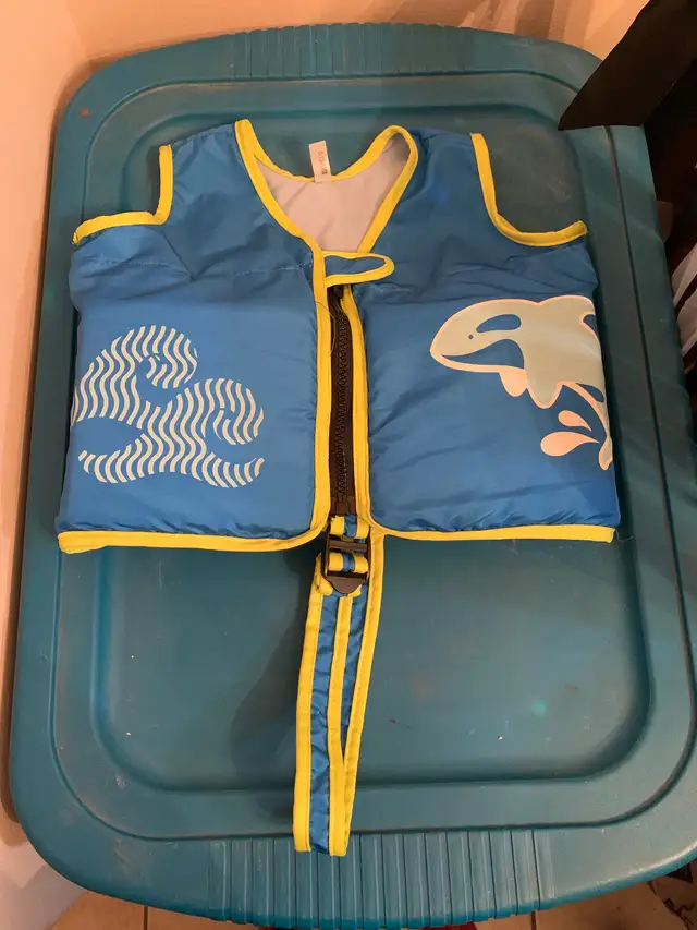 Toddler Life Jackets. in Clothing - 2T in Calgary - Image 5