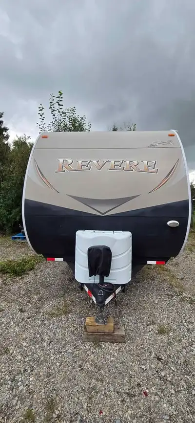 Great roomy layout in this trailer, with dinette facing the campsite, 2 doors, bunks, 1 large slide,...