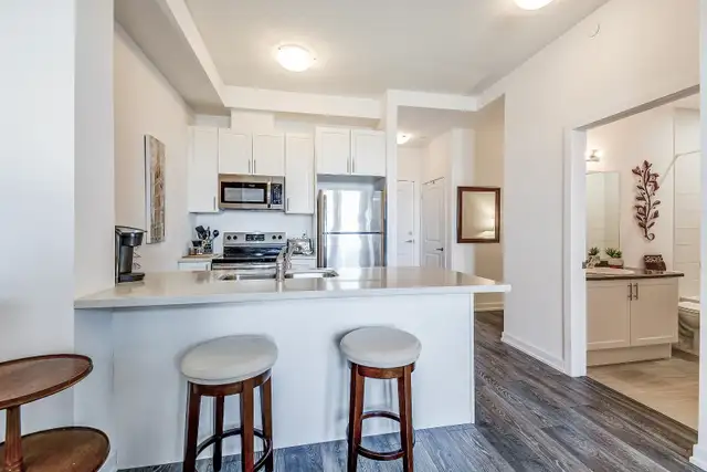 THIS IS THE ONE! BEAUTIFUL 1 BED+ DEN CONDO WITH LAKE VIEWS63804706313345122