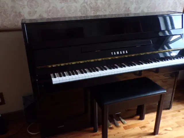 PIANO DROIT ACOUSTIQUE YAMAHA in Guitars in Laval / North Shore - Image 6